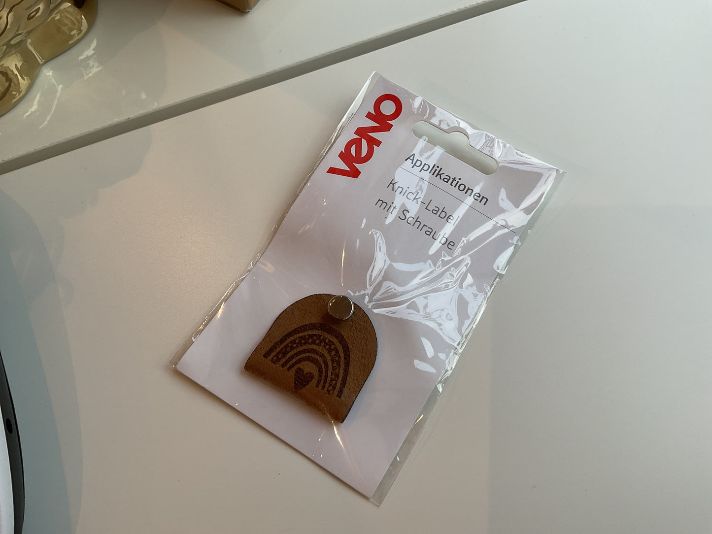 Knick-Label mit Schraube Wildleder-Imitat