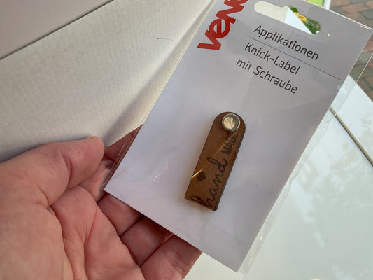 Knick-Label mit Schraube Handmade hell
