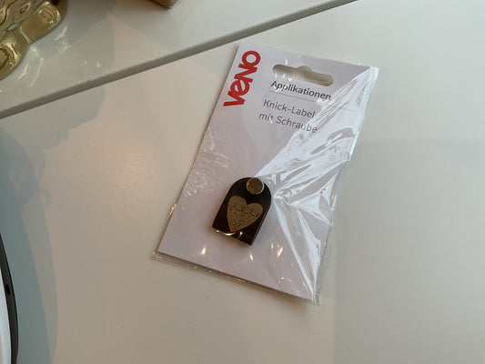 Knick-Label mit Schraube